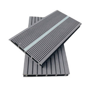El Decking compuesto de la protuberancia natural del Co sube el suelo luminoso de WPC el 16ft