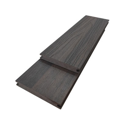 Grieta plástica de madera WPC del Decking compuesto de la protuberancia anti impermeable al aire libre del Co del resbalón resistente