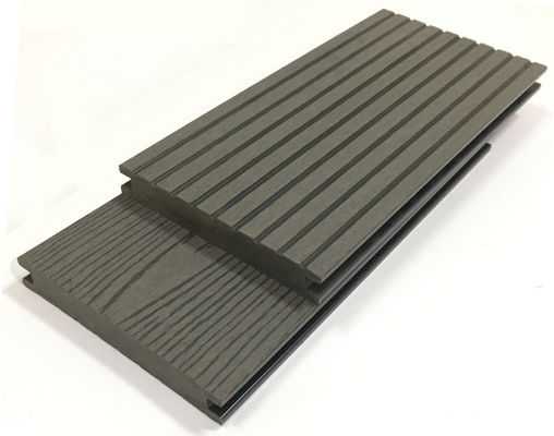 El impermeable WPC el Decking de 10 pies sube el piso sólido adaptable