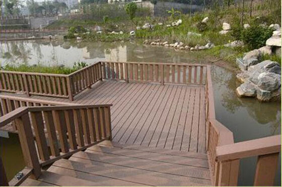 Panel de cercado de WPC resistente a la intemperie de bajo mantenimiento para patio comercial