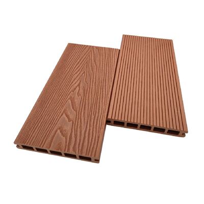 Picnic con cerveza larga para cenar en un banco al aire libre