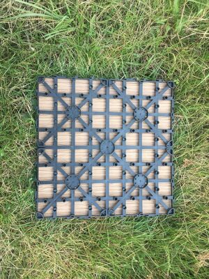 La cubierta de DIY WPC teja el suelo al aire libre del grano de madera natural de los 30*30CM para el patio casero
