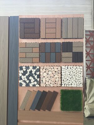 La cubierta de DIY WPC teja el suelo al aire libre del grano de madera natural de los 30*30CM para el patio casero
