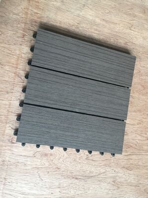 La cubierta al aire libre casera de WPC teja el suelo durable de DIY de los 30x30CM con mirada de madera natural