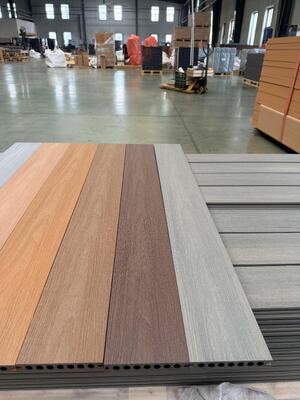 Decking compuesto plástico de madera de Wpc de la coextrusión del color dual impermeable al por mayor de la piscina