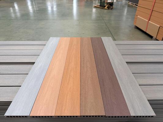 Decking compuesto plástico de madera de Wpc de la coextrusión del color dual impermeable al por mayor de la piscina