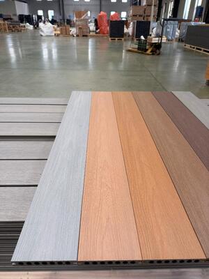 Decking compuesto plástico de madera de Wpc de la coextrusión del color dual impermeable al por mayor de la piscina