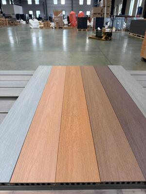 Decking compuesto plástico de madera de Wpc de la coextrusión del color dual impermeable al por mayor de la piscina