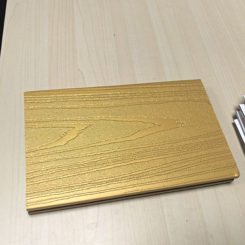 PANELES METÁLICOS DE WPC CON TERRAZAS DE LUJO PATINA GLIMMER GOLD