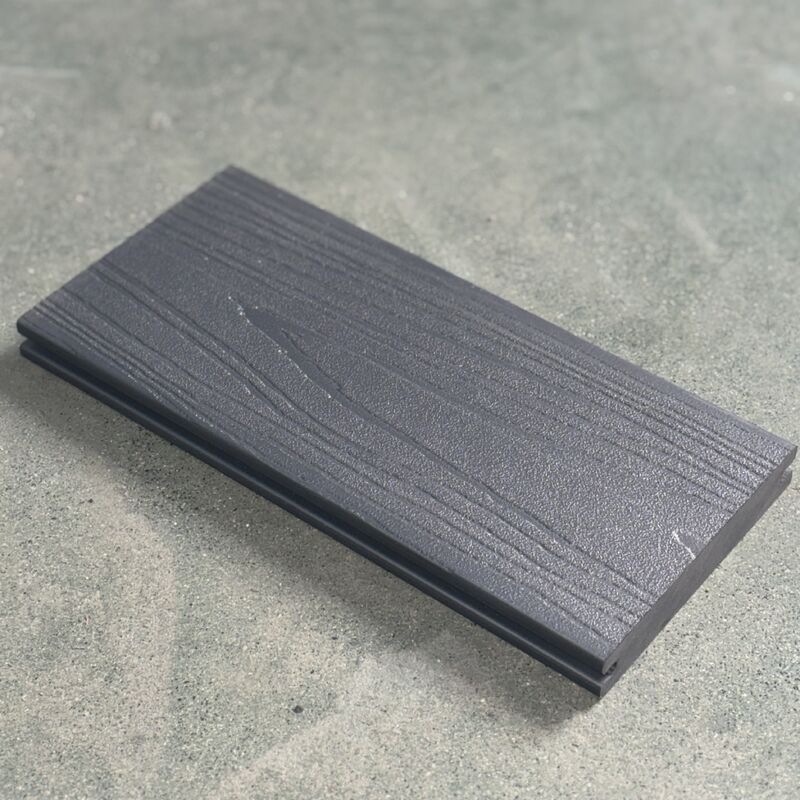 WPC ARQUITECTÓNICO EN METAL LÍQUIDO ACABADO GRAFITO PLATA TARIMA DE WPC