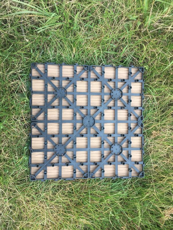 La cubierta de DIY WPC teja el suelo al aire libre del grano de madera natural de los 30*30CM para el patio casero