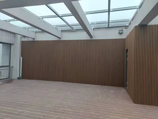 Revestimiento de pared de WPC impermeable de coextrusión de 26 mm para uso en exteriores
